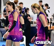 4차전 역전패하고 고개숙인 김연경과 흥국생명 선수들 [사진]