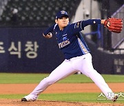 [ST포토] 김진호 '비를 뚫고 역투'