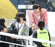 [포토S] '챔프전 객원 해설' 김수지, 친절하게 사인