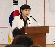 한국노총 정책간담회에서 인사말하는 서영교 노동존중실천 국회의원단 단장