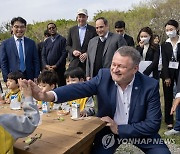 봄 소풍 나온 어린이와 하이파이브 하는 엑스포 실사단