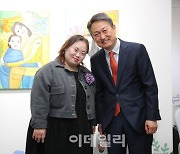 [포토]기념촬영하는 우해영 대표-정은혜 작가