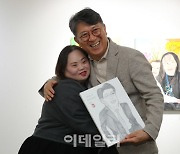 [포토]기념촬영하는 곽재선 회장-정은혜 작가