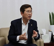 [인터뷰]김학용 "野의원과도 대화 통해, 여소야대 협상 자신 있어"