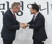 주한영국대사와 인사 나누는 김기현 대표