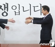 콜린 크룩스 주한영국대사와 인사 나누는 김기현 대표