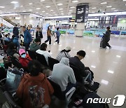 '219편 결항' 제주공항 항공기 운항 재개…특보 모두 해제(종합)