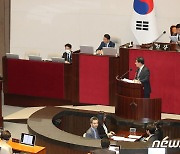 질문에 답하는 한덕수 총리