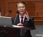 이정식 장관, 대정부 질문에 답변