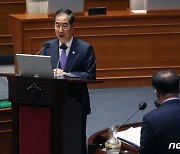 맹성규 의원의 '독도' 관련 질문 받는 한덕수 총리