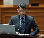 발언대 향하는 이주호 부총리