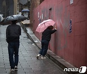 이태원 참사 현장에서 눈물 흘리는 유가족