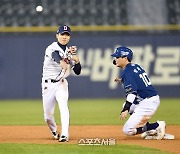 [포토]두산 이유찬, 1루 주자 잡고!