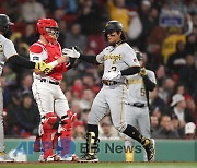 '배지환 ML 데뷔 홈런+호수비' PIT, BOS 4-1로 꺾고 연승