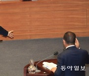 野 “KT 인사 개입은 관치”… 韓총리 “견제 필요”