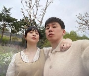 '김무열♥' 윤승아, 임신 중 결혼기념일…행복 모먼트