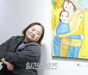 [포토] 정은헤 작가, 작품 옆에서 찰칵