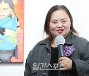 [포토] 정은혜 작가, 작품 소개는 행복해