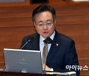 [포토]답변하는 조규홍 보건복지부 장관