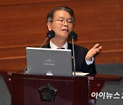 [포토]이정식 고용노동부 장관, 대정부질문 답변