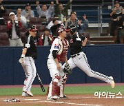 [포토]오스틴, LG 팬 환호 받으며 득점