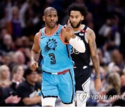 [NBA] ‘부커·CP3 맹활약’ 피닉스, SAS 꺾고 6연승…PO 확정