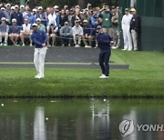 "이런 황당한 일이!" 김주형 '물 수제비 샷'이 공중으로 날아가...팬들 "대스타들 앞에서 너무 긴장한 탓일 것"