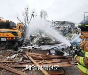 [포토] 강남 화훼단지 화재 진압하는 소방대원들