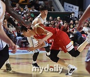 [MD포토] 김선형 '수난시대'