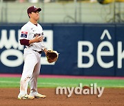 [MD포토] 실책 김건희 '타구가 너무 빨랐어'