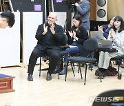 '음악계의 우영우' 바이올리니스트 공민배군, 박수하는  얍 판 츠베덴 음악감독