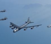 미 B-52H 전략폭격기 한반도 전개…한미 연합공중훈련