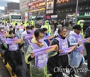 [오마이포토] "참사 특별법 제정하라" 이태원서 빗속 행진