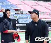 “어거지로 하던데?”→“타격폼 응수” 이의리-강백호, WBC 찐우정 모먼트 [조은정의 라이크픽]