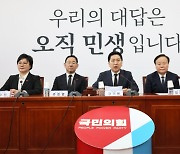 정치 무관심만 키우는 '팬덤 블랙홀'···'친윤 VS 친명' 선거될 판