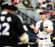 8년 징크스 깨기 직전 '1사 만루 대위기'... 베테랑은 144㎞ 직구 6개로 이겼다 [★고척 승부처]