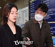 [T포토] 김새론 '취재진 질문에 눈 질끈 감고'