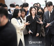 [T포토] '벌금 2000만원 선고' 김새론, 법정 나서며