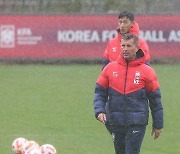 훈련 지도하는 콜린 벨 여자축구 대표팀 감독