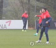 훈련 지켜보는 콜린 벨 여자축구 대표팀 감독