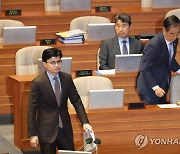 발언대로 나가는 한동훈 장관