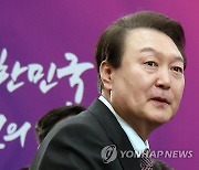 국정과제점검회의 입장하는 윤석열 대통령