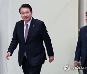 조태용 국가안보실장과 입장하는 윤석열 대통령