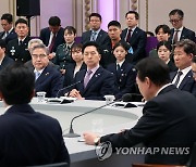 윤석열 대통령 발언 경청하는 김기현 대표