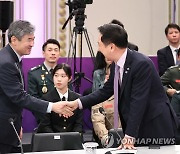 국민의힘 김기현 대표와 인사하는 조태용 국가안보실장