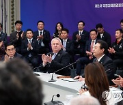 참석자들의 박수 받는 윤석열 대통령