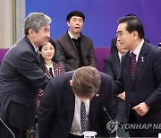 국민의힘 태영호 의원과 인사하는 조태용 국가안보실장