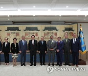 미국 하원 외교위원장 접견하는 윤석열 대통령