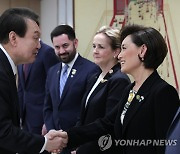 영 김 미국 하원의원과 악수하는 윤석열 대통령