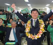 울산교육감에 천창수 당선…“노옥희 정신 계승”